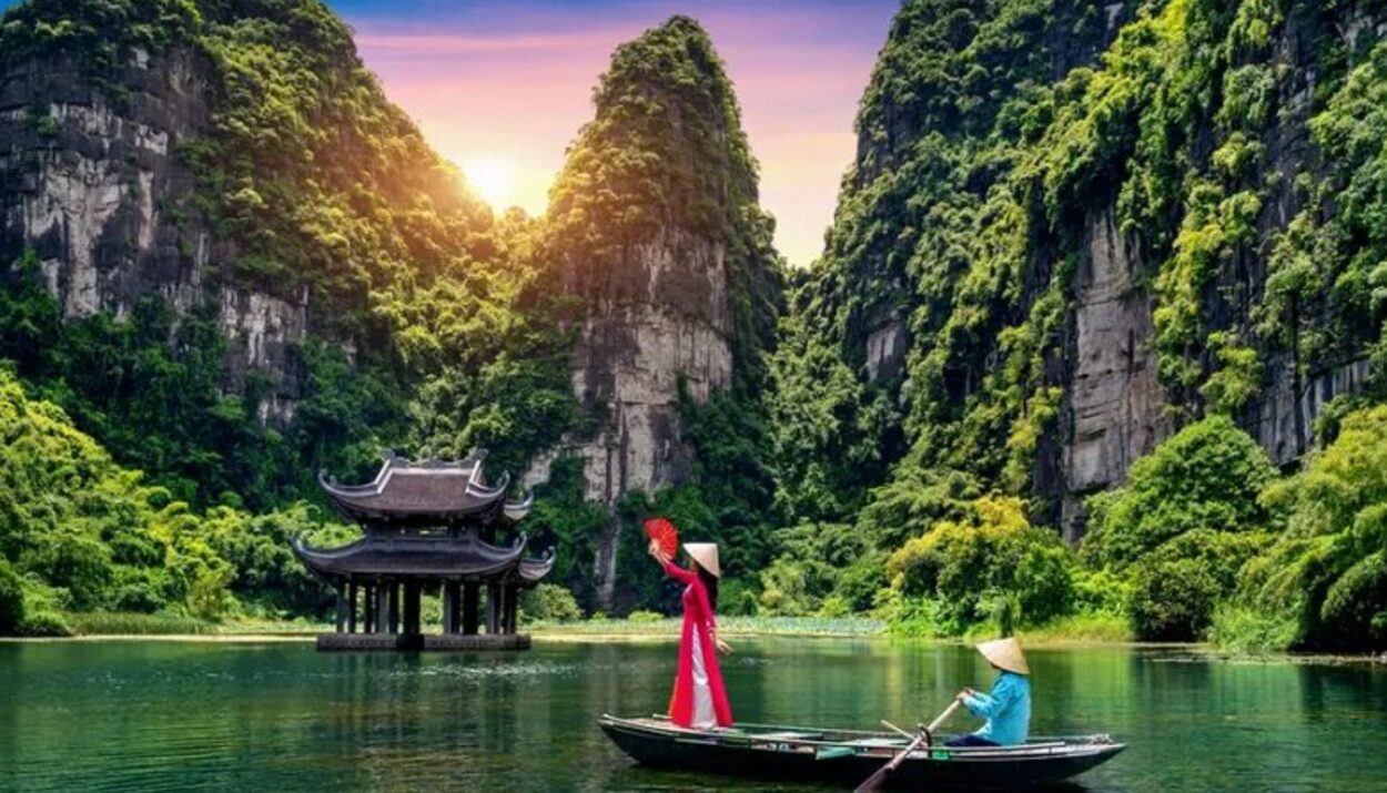 Tour Tràng An Ninh Bình - Khám phá 1 ngày miền đất di sản: CỐ ĐÔ HOA LƯ – HANG MÚA – HÀ NỘI - Khởi hành T7, CN hàng tuần