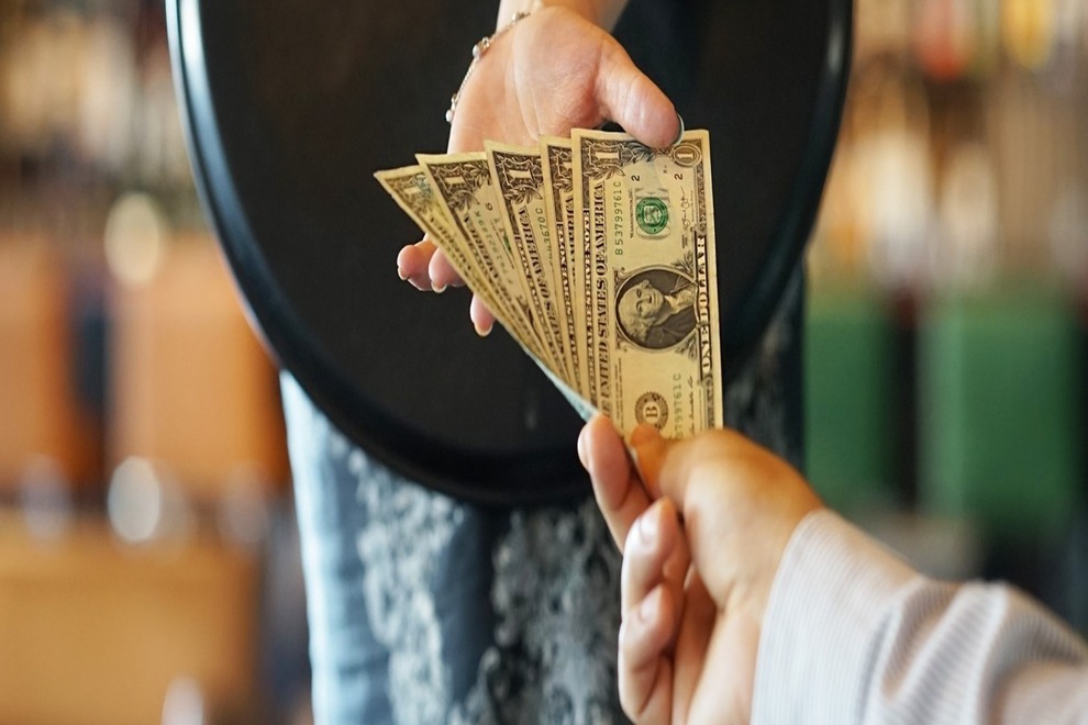Văn Hoá Tiền Tip Tại Châu Âu: 8 Điều Du Khách Việt Nên Biết Trước Khi Lên Đường
