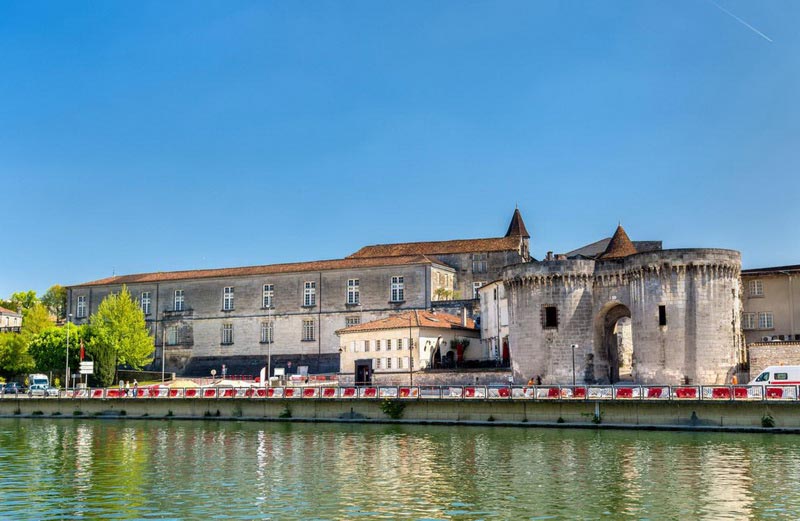 Thị trấn Cognac nằm bên con sông Charente 