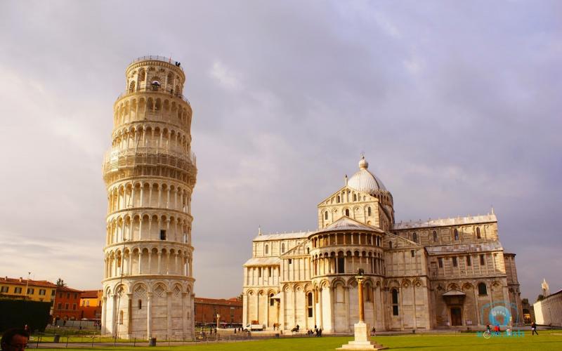 tháp nghiêng Pisa