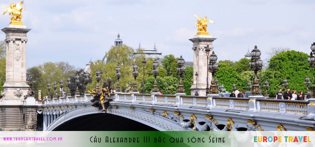 Cầu Alexandre III bắc qua sông Seine