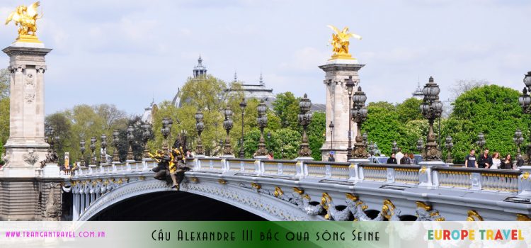 Cầu Alexandre III bắc qua sông Seine