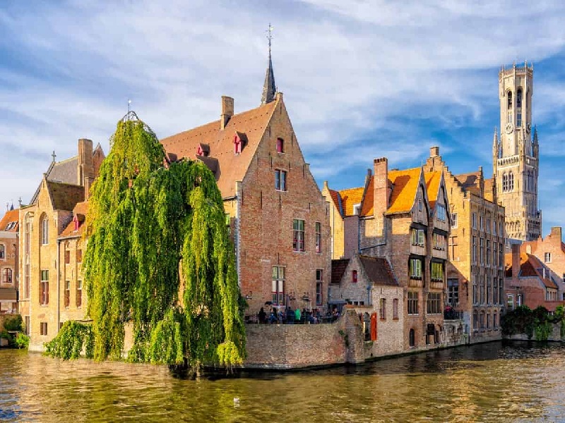 Kênh đào và tháp chuông Belfry ở Bruges