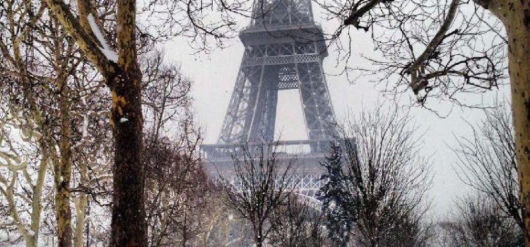 Đi du lịch Paris tháng 1 nên ghé thăm Tháp Eiffel