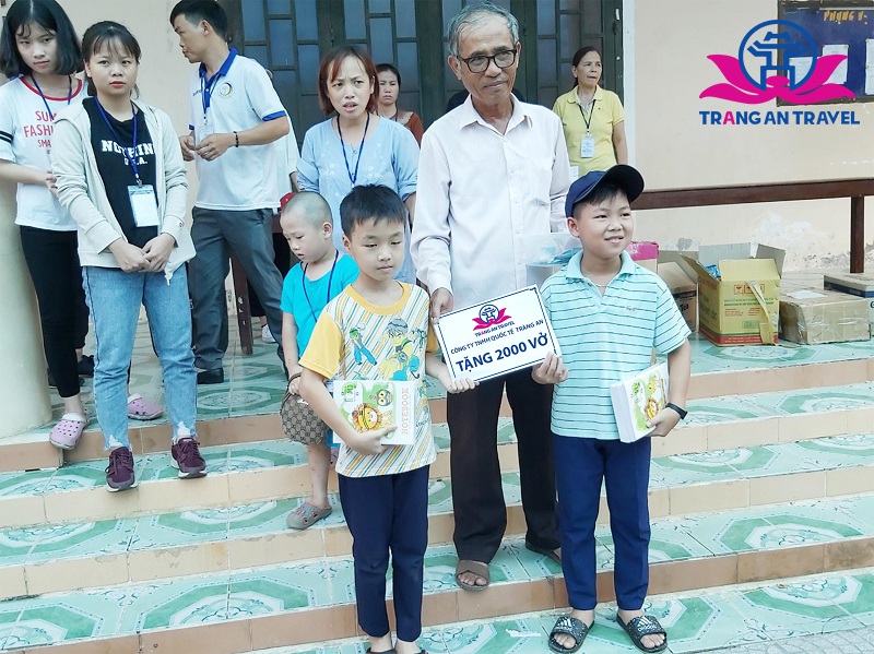 Tràng An Travel trao tặng 2000 cuốn vở cho học sinh nghèo thị trấn Từ Hạ