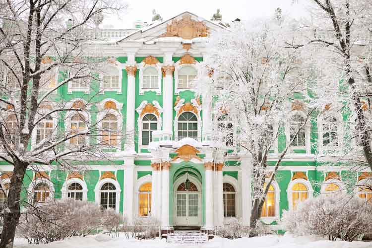 Cung điện mùa đông ở St Petersburg chìm trong băng tuyết