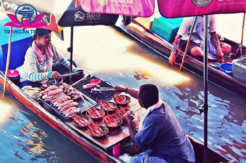 Chợ nổi Amphawa nổi tiếng với những món hải sản tươi sống