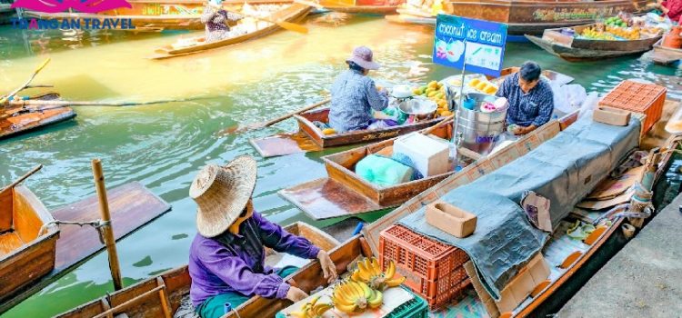 Chợ nổi Damnoen Saduak - một trong những khu chợ nổi nổi tiếng nhất ở Thái Lan