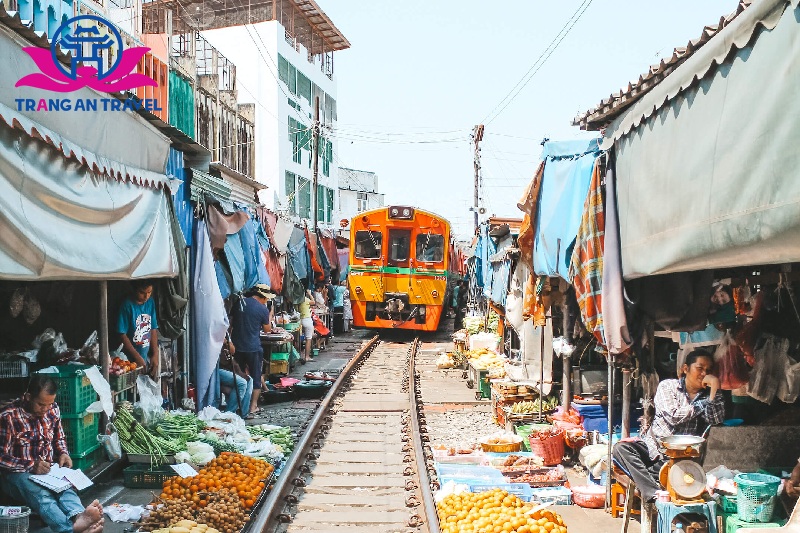 Chợ đường sắt Maeklong - khu chợ đường sắt đầu tiên của Thái Lan