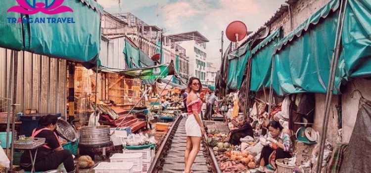 Chợ đường sắt Maeklong – Chợ xe lửa độc đáo nhất ở Bangkok