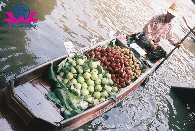 Ghe thuyền bán hoa quả ở khu chợ nổi Amphawa
