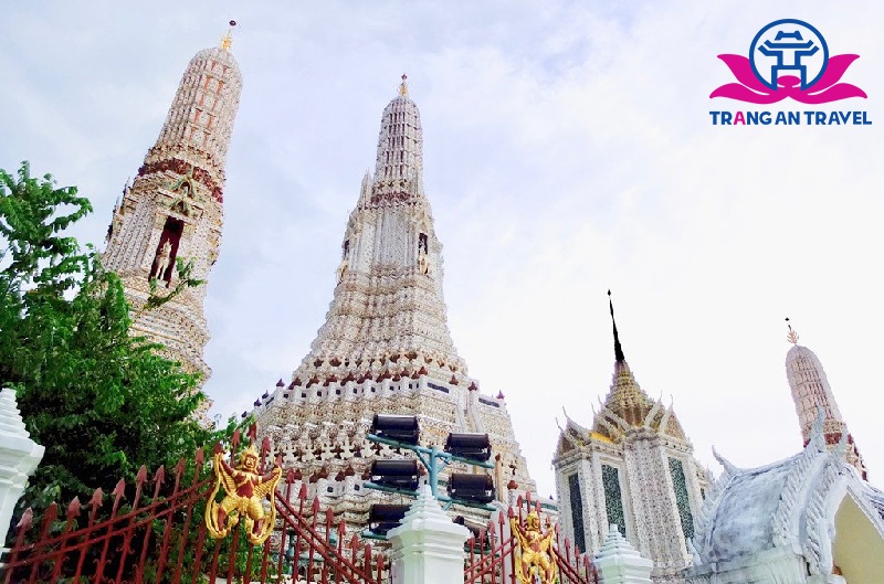 Wat Arun nổi bật với phong cách kiến trúc độc đáo và ấn tượng