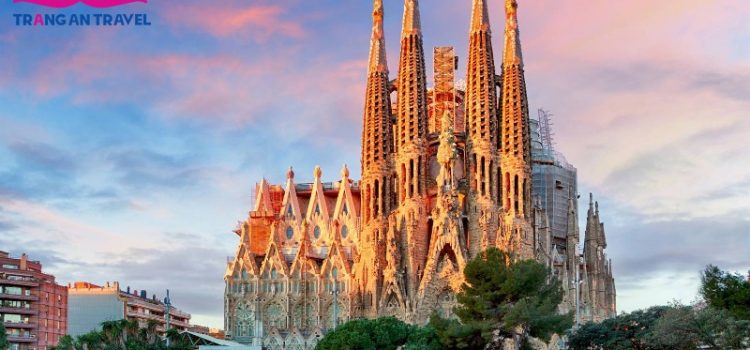 Đi du lịch Barcelona nhớ ghé thăm Sagrada Familia