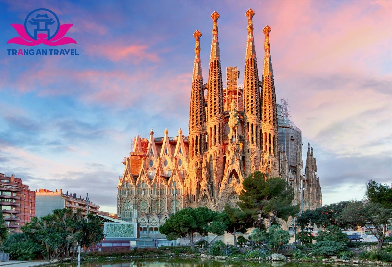 Đi du lịch Barcelona nhớ ghé thăm Sagrada Familia