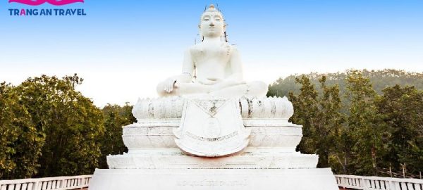 Bức tượng Phật trắng khổng lồ ở Chùa Phra That Mae Yen