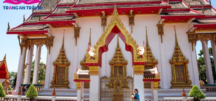 Chùa Wat Chalong luôn đông đúc du khách tới thăm quan và thờ phượng