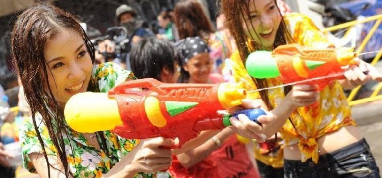 Lễ hội té nước Songkran – trải nghiệm thú vị nhất bạn phải thử khi tới Thái Lan