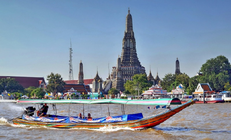 Đi thuyền trên sông Chao Phraya sẽ đưa bạn qua các địa danh du lịch nổi tiếng của Bangkok