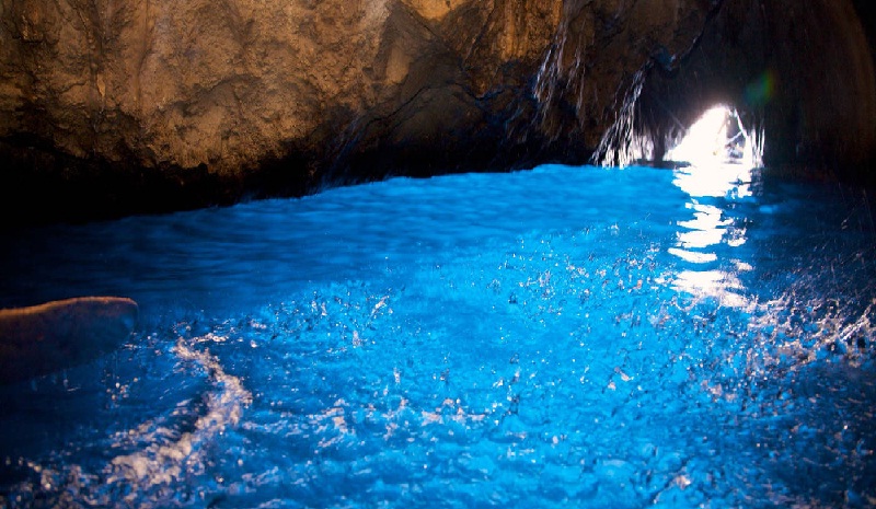 Hang động Blue Grotto