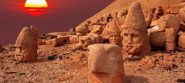 Những bức tượng đầu đá trên Núi Nemrut