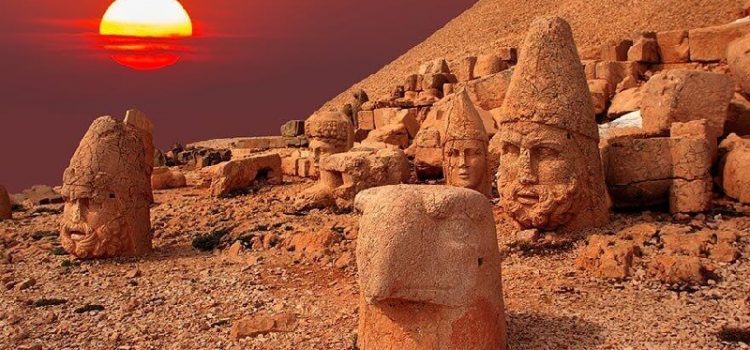 Núi Nemrut – ngọn núi bí ẩn với những bức tượng đầu đá khổng lồ