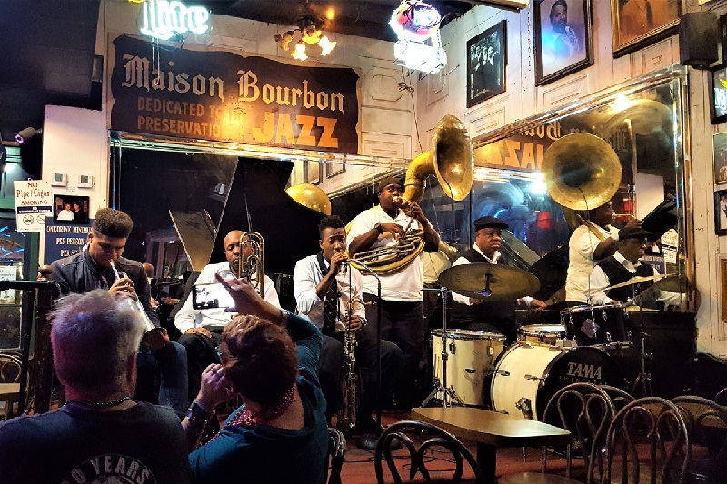 Ban nhạc jazz đang chơi trong quán bar ở New Orleans