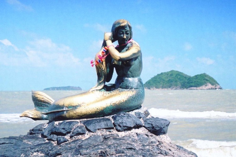 Bức tượng Nàng tiên cá màu vàng