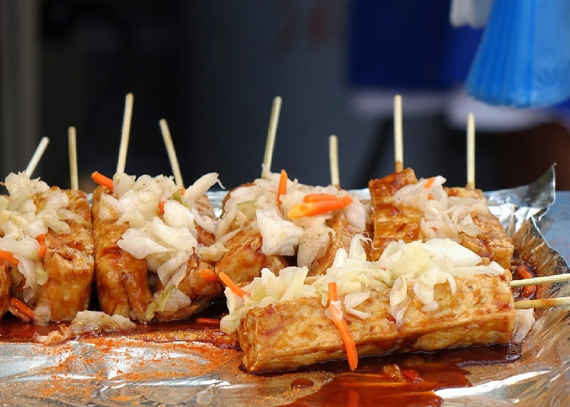 Món đậu phụ que kèm bắp cải lên men - món ăn đường phố nổi tiếng của Đài Loan