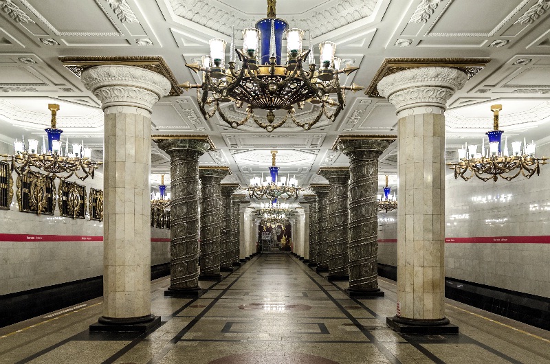 Đi tàu điện ngầm ở St Petersburg