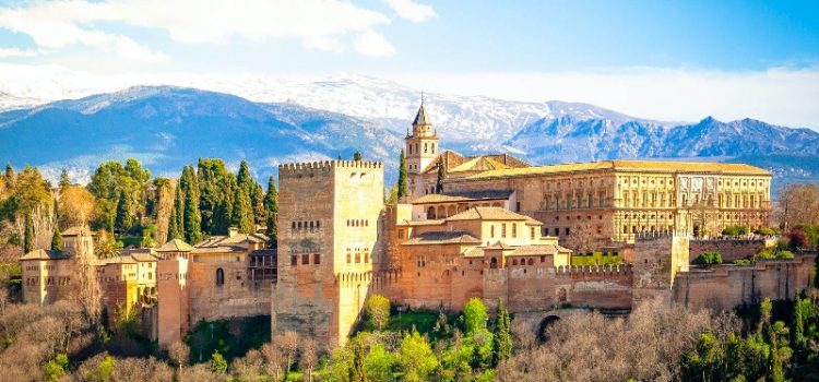 Alhambra và những địa điểm bạn nhất định phải ghé thăm