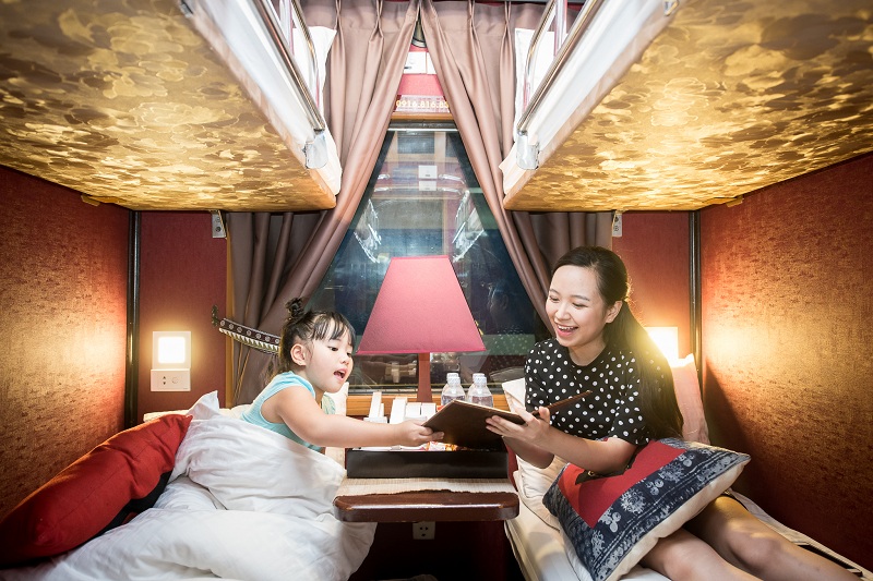 Trên tàu hỏa bạn có thể thoải mái thư giãn khi tàu đang chạy như: đi lại để giãn gân cốt hoặc chơi bài, xem phim, cùng nhau ăn uống