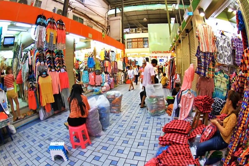 Chợ Pratunam luôn tấp nập người qua lại