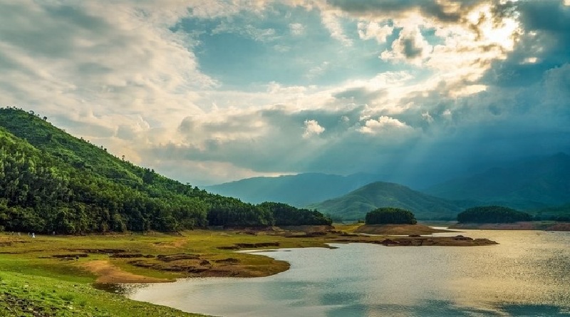 Hồ Hòa Trung trông giống như một vùng nông thôn siêu phàm