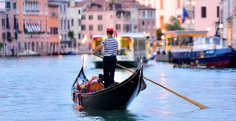 Trải nghiệm đi thuyền gondola khi đi du lịch Venice