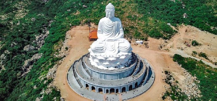 Bức tượng Phật ở chùa Linh Phong