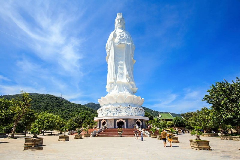 Bức tượng Quan Âm Bồ tát hùng vĩ ở chùa Linh Ứng