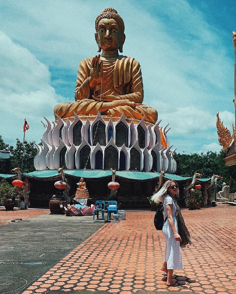 Bức tượng Đức Phật ở Đền Rồng