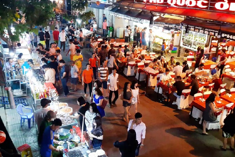 Chợ đêm Phú Quốc luôn tấp nập dòng người qua lại
