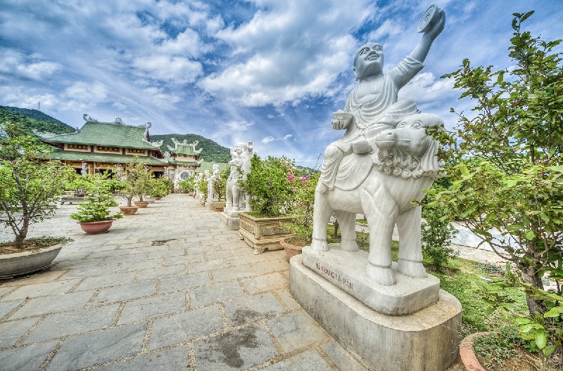 Các bức tượng La hán được đặt dọc hai bên đường của Chùa Linh Ứng
