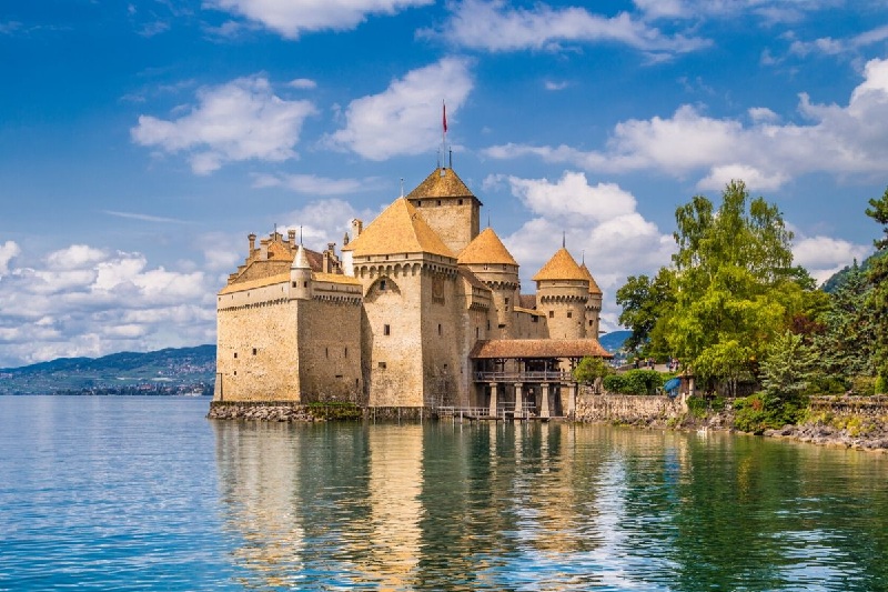 Lâu đài Chillon thơ mộng bên hồ Geneva