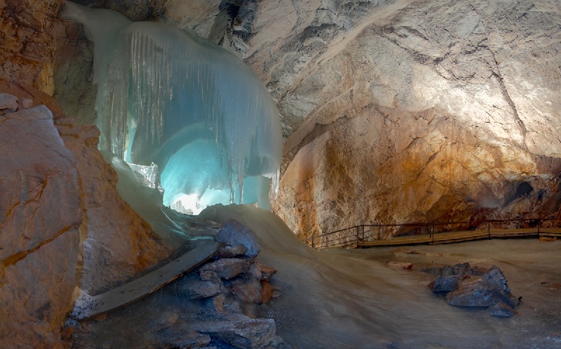 Động băng Eisriesenwelt