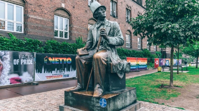 Bức tượng Hans Christian Andersen