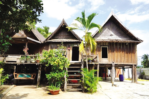 Tham quan nhà sàn cổ của Vua Săn Voi