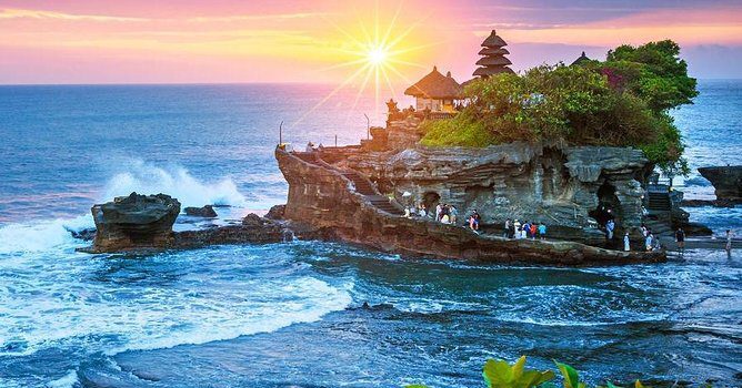 Cảnh hoàng hôn tuyệt đẹp ở đền Tanah Lot trên đảo Bali, Indonesia