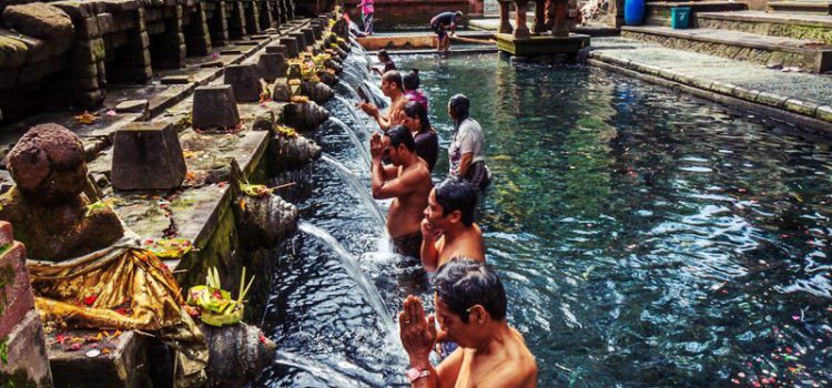Độc đáo 12 dòng suối thiêng tại đền Tampak Siring