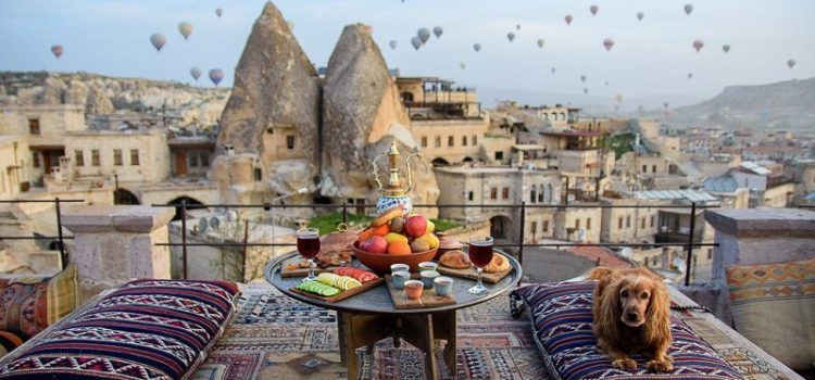 Khách sạn Sultan Cave Suites, nơi khách du lịch Thổ Nhĩ Kỳ không thể bỏ qua khoảnh khắc ngắm nhìn khinh khí cầu rực rỡ.