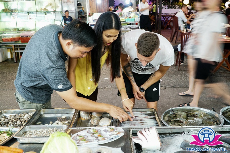 Khách du lịch chọn mua hải sản tươi sống tại chợ đêm Phú Quốc. Ảnh: Khương Nha.