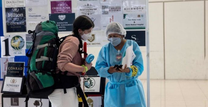 Khách du lịch Thái Lan được nhân viên y tế hướng dẫn quy định phòng dịch, xét nghiệm Covid-19 tại Bangkok hồi tháng 2/2022.