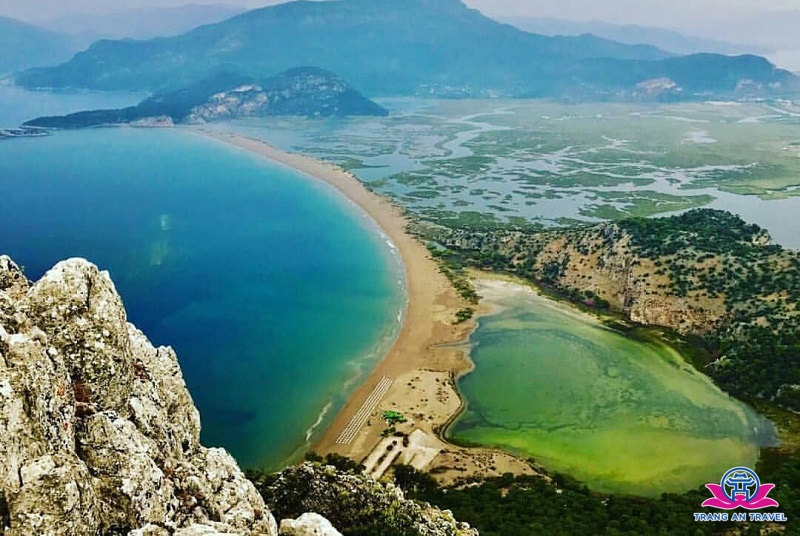Bãi biển Iztuzu, phía tây Fethiye, điểm du lịch Thổ Nhĩ Kỳ nổi tiếng.