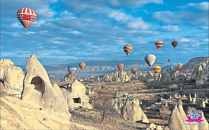 Khách du lịch Thổ Nhĩ Kỳ không thể bỏ qua khoảnh khắc ngắm nhìn, thử bay khinh khí cầu rực rỡ.